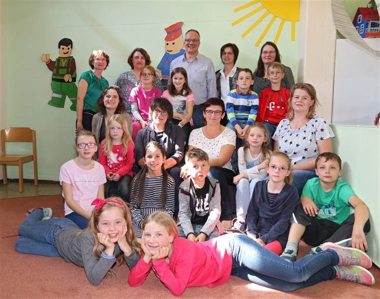 GMS Heideck Mittagsbetreuung Team mit Ehrengästen und Kindern
