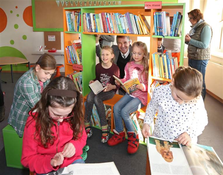 Lesebereich mit Schulrat Schatz