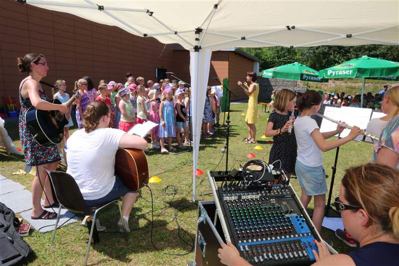 Schulchor und Instrumentalgruppe