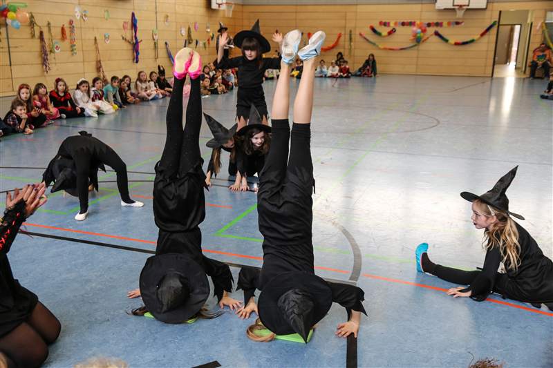 kopfstehende Hexen