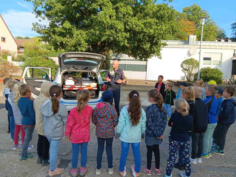 Polizei und Zahnarzt besuchen die ersten Klassen