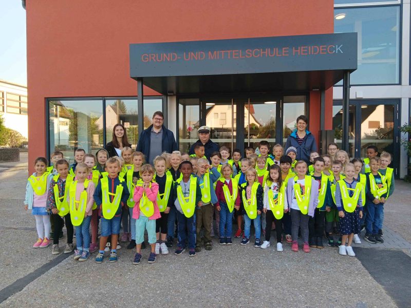 Schulanfänger erhalten Sicherheitstrapez für den Schulweg